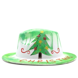 Détail du chapeau de Noël en feutre blanc avec sapin vert et texte rouge imprimé