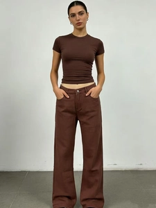 Vista frontale jeans a gamba larga a vita alta da donna e t-shirt aderente marrone scuro