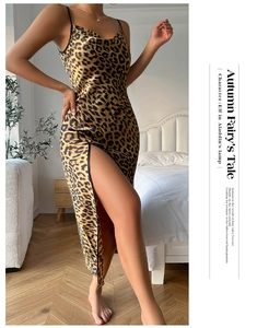 Détail de la robe léopard en satin montrant la fente haute et le tissu soyeux