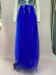 Détail du corsage à paillettes bleues et de la jupe en tulle sur la robe de soirée