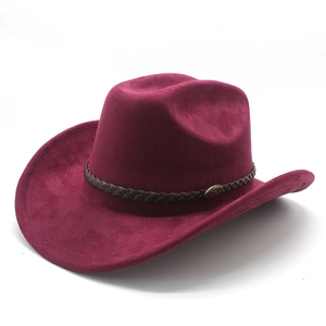 Nahaufnahme vom weinroten Wildleder-Cowboyhut mit geflochtenem Lederband und Metallschnalle