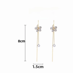 Détails de dimensions des boucles d'oreilles fleur baroque dorée avec strass, 8cm sur 1,5cm