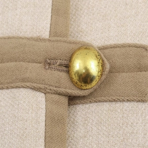 Vue macro de la texture tissée avec détail de bouton métallique doré hémisphérique