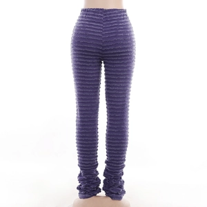 Gros plan détaillé du pantalon en maille violette avec texture superposée et taille haute