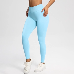 Detailansicht der nahtlosen hellblauen High-Waist-Yogahose aus elastischem Fitnessstoff