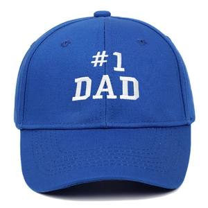 Nahaufnahme einer marineblauen Baumwoll-Basecap mit weißem #1 DAD Stickerei-Detail