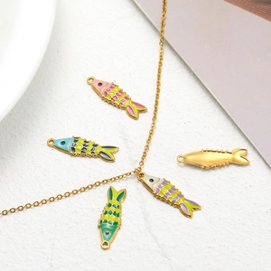 Détail de pendentifs poissons colorés en émail pour bracelets DIY en acier inoxydable or