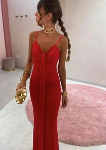 Détail de la robe rouge en satin sans manches avec col en V et plis élégants ajustés
