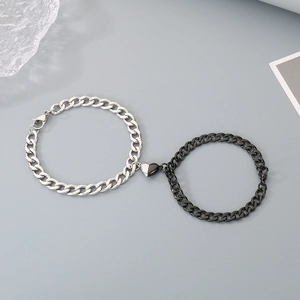 Detail van magnetische hartjes op zilveren en zwarte schakelarmbanden voor koppels