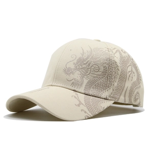 Detailansicht der beige Baseballkappe mit eleganter grauer chinesischer Drachenstickerei