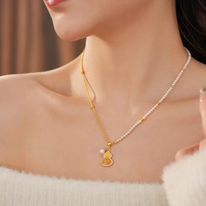 Détail du collier pendentif gourde plaqué or 18K avec perles et cristaux étincelants