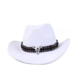 Détail d'un chapeau de cow-boy blanc avec bande ethnique et crâne de taureau argenté