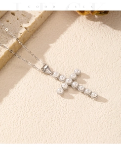 Gros plan du collier en argent S925 avec pendentif croix en perles rondes blanches