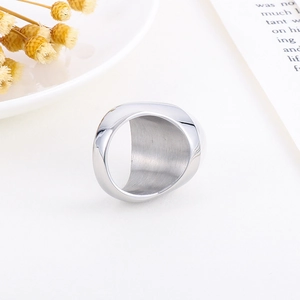 Détail de bague large en acier poli avec texture intérieure brossée sur plateau blanc