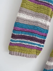 Nahaufnahme der mehrfarbig gestreiften Stricktextur mit grünen und blauen Garndetails