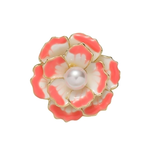 Spilla fiore camelia in smalto rosa e bianco con perla centrale e finitura dorata