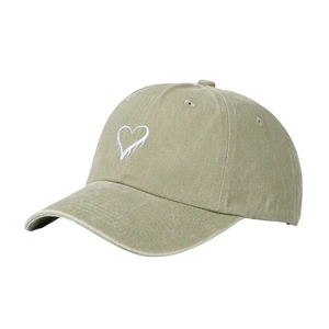 Casquette de baseball en coton lavé vert olive clair avec broderie cœur blanche