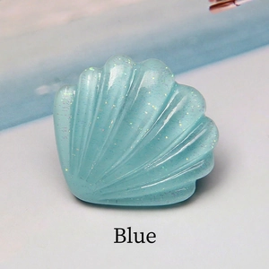 Détail d'un pendentif coquillage en résine bleue pailletée pour bijoux DIY et accessoires