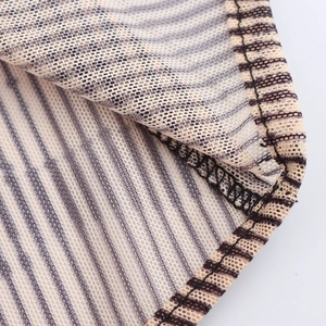 Gros plan sur la robe en maille rayée montrant le tissu mesh et les coutures précises