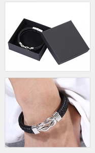 Détail du bracelet en cuir tressé avec gravure Love My Son et boîte cadeau noire