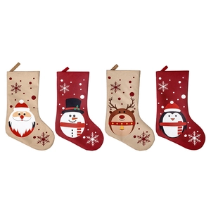 Set aus vier Weihnachtsstrümpfen mit Weihnachtsmann, Schneemann und Elch auf weißem Grund