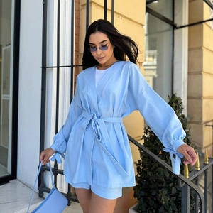 Détail du haut cache-cœur bleu clair avec ceinture et short à taille haute assorti