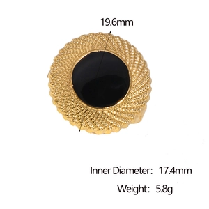 Detail view of gold stainless steel ring dimensions with inner diameter 17.4mm and weight 5.8g