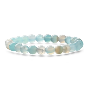 Bracelet élastique en perles d'agate bleu clair naturel et turquoise sur fond blanc