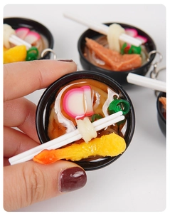 Dettaglio macro di un portachiavi a mini ciotola di ramen da 4cm con tempura e noodle