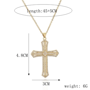 Detailansicht des 18K vergoldeten Kreuzanhängers mit Maßen 4,8 x 3 cm und Zirkonia-Inlays