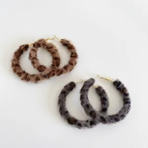 Créoles vintage en fausse fourrure léopard tons marron et gris pour mode automne-hiver