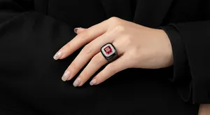 Bague vintage en résine hexagonale avec pierre centrale rouge et accents de diamants