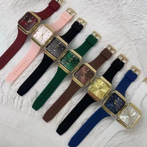 Orologio al quarzo quadrato dorato con cinturino in silicone in vari colori per uomo e donna