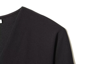 Detailansicht des V-Ausschnitts und der Schulternaht dieser eleganten schwarzen Bluse