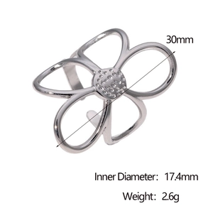 Dettaglio anello fiore argento traforato con diametro 30mm e peso di 2,6g