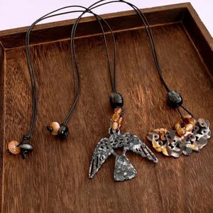 Collier ethnique en cordon avec perles et pendentifs vintage en forme d'oiseau et d'aile