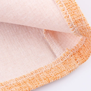 Ensemble gilet et jupe en tweed orange et blanc avec détails de texture précis