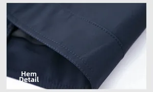 Nahaufnahme des Saums mit präziser Doppelnaht an der dunkelblauen Herrenjacke