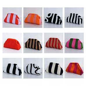 Pochette a nuvola in maglia a righe per donna in dodici vari modelli di colore