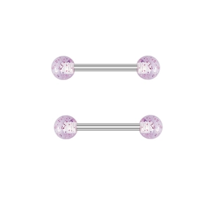 Détail de boules en acrylique rose pailleté sur barres de piercing téton en acier inoxydable