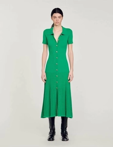 Vue complète d'une robe polo en maille verte avec boutons dorés et jupe midi texturée