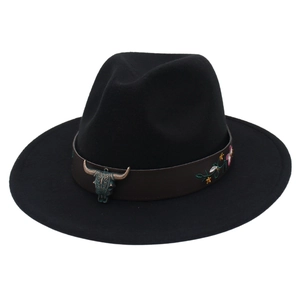 Λεπτομέρεια καπέλου fedora με μεταλλικό κεφάλι ταύρου και κεντημένα λουλούδια