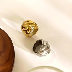 Bague épaisse nervurée polie avec finition dorée et argentée pour mode femme