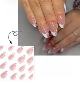 Détail de faux ongles French tip nude en forme d'amande avec design courbé blanc