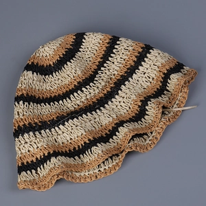 Detail eines handgewebten gestreiften Strohhuts mit natürlicher Wellenkrempe in Schwarz-Beige