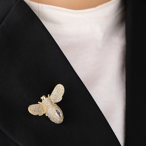 Exquisite gold bee brooch with micro-p鑲 zircon and pearl on a black blazer