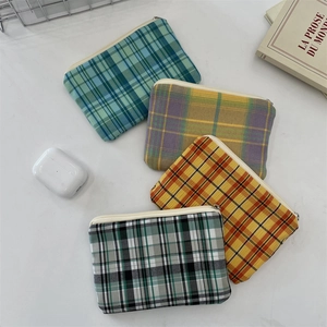Vue à plat de pochettes à carreaux colorées pour monnaie et petits accessoires