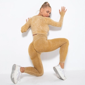 Detaillierte Seitenansicht der nahtlosen High-Waist-Yoga-Leggings mit Push-up in Ingwer