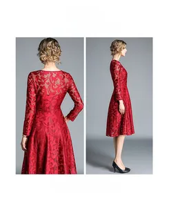 Détail de la texture en dentelle rouge et de la taille ajustée en A de cette robe longue