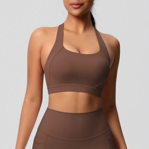 Detail van een high-waist yoga legging met zijzakken en een sport bh set met medium steun